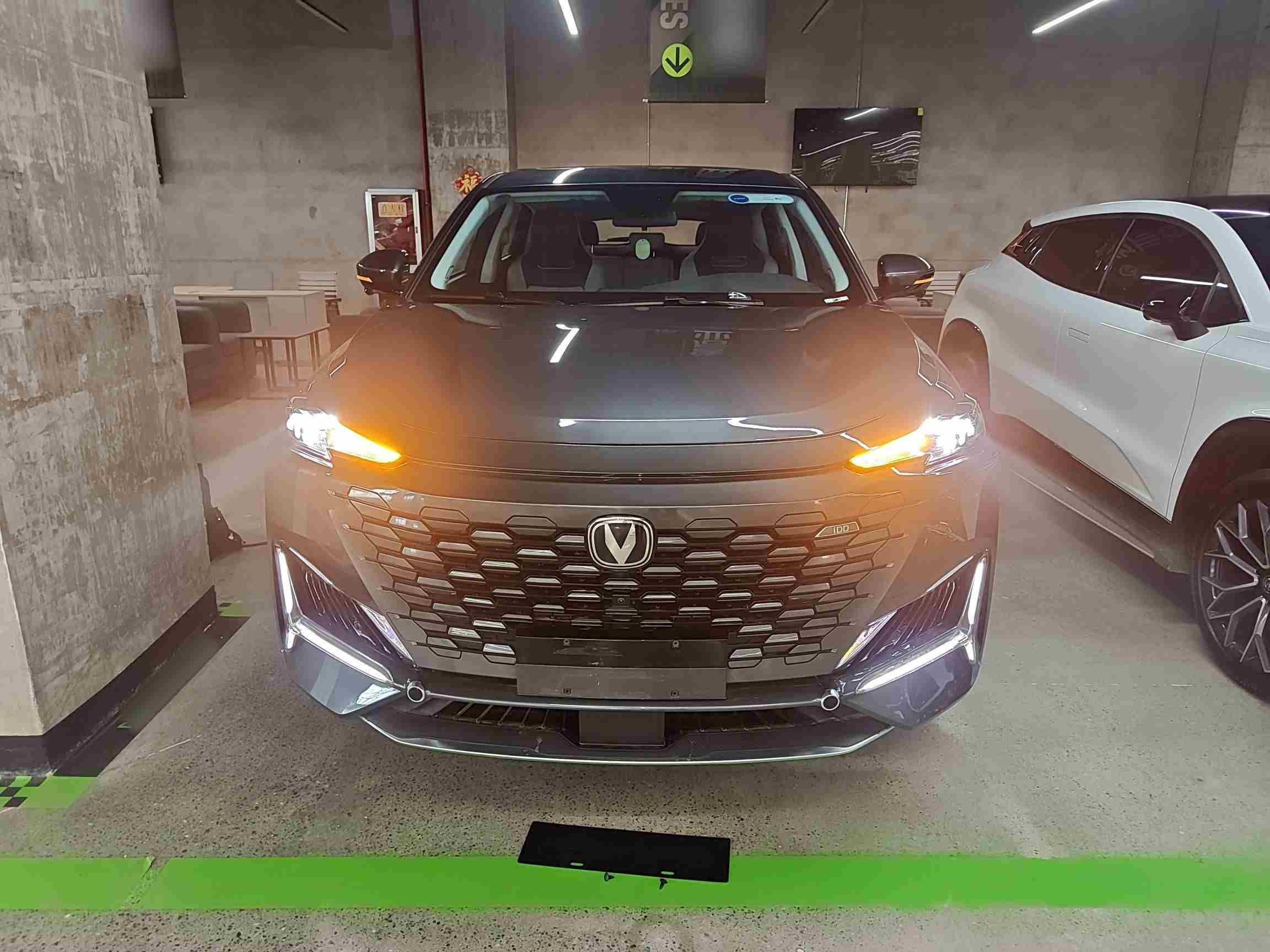 西安二手长安UNI-K 智电iDD 2024款，花紧凑新车的钱买中型混动SUV，值吗？