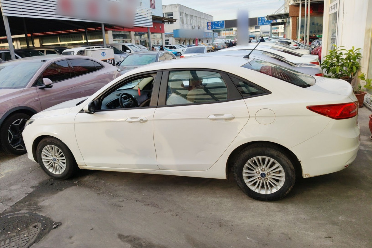 福特 福睿斯 2017款 改款 1.5L 手动舒适型车身外观4