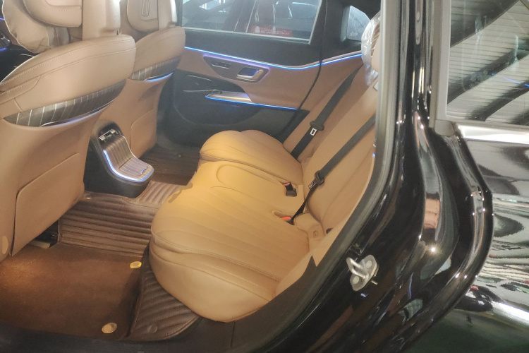 奔驰E级 2024款 改款 E 300 L 时尚型中控内饰7004