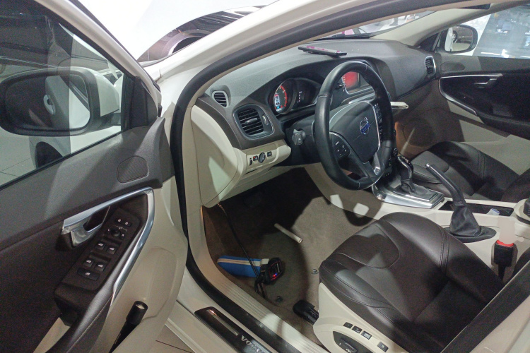 沃尔沃V40 2016款 T3 智逸版中控内饰20