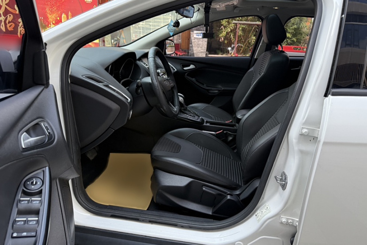 福特 福克斯 2017款 两厢 1.6L 自动风尚型智行版中控内饰7004