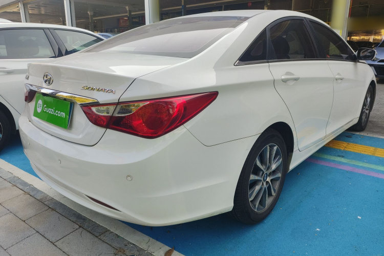 现代 索纳塔 2013款 2.0L 自动时尚版车身外观7