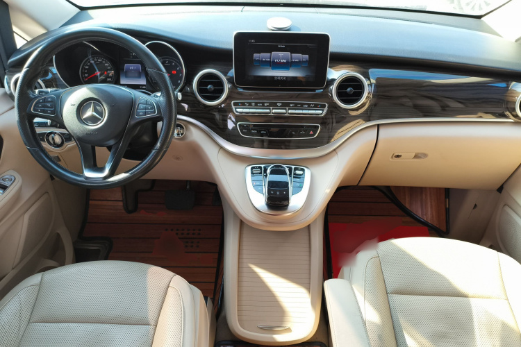 奔驰V级 2016款 V 260 领航版中控内饰12