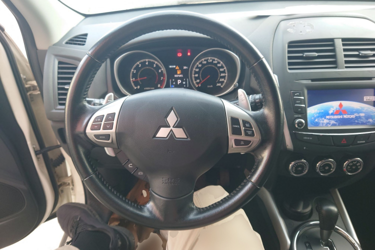 三菱 劲炫ASX 2013款 2.0L CVT四驱旗舰版中控内饰13