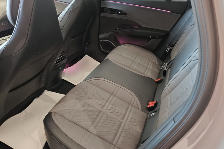 红旗EH7 2024款 760 Pro+ 四驱版中控内饰7004