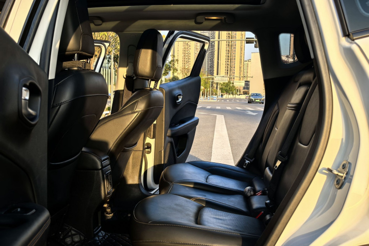 Jeep 指南者 2020款 220T 自动精英版中控内饰7003