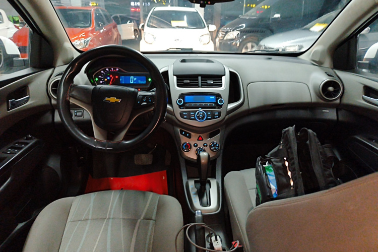 雪佛兰 爱唯欧 2014款 两厢 1.4SE AT 畅悠版中控内饰12