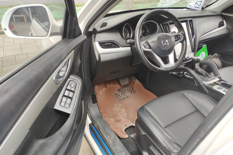 众泰SR7 2016款 1.5T CVT魔方之路版 国V中控内饰20