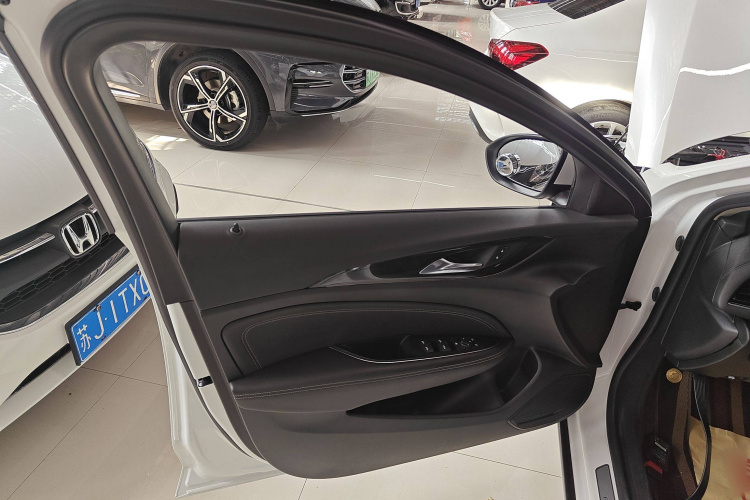 别克 君威 2024款 25T 超享版中控内饰7007