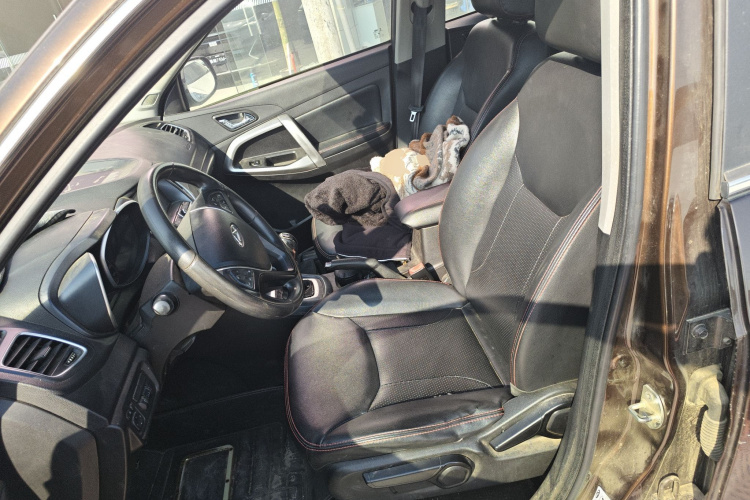 奇瑞 瑞虎5 2014款 2.0L 手动家悦版中控内饰19