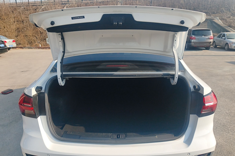 荣威i5 2021款 1.5L 手动铂金版机舱底盘23