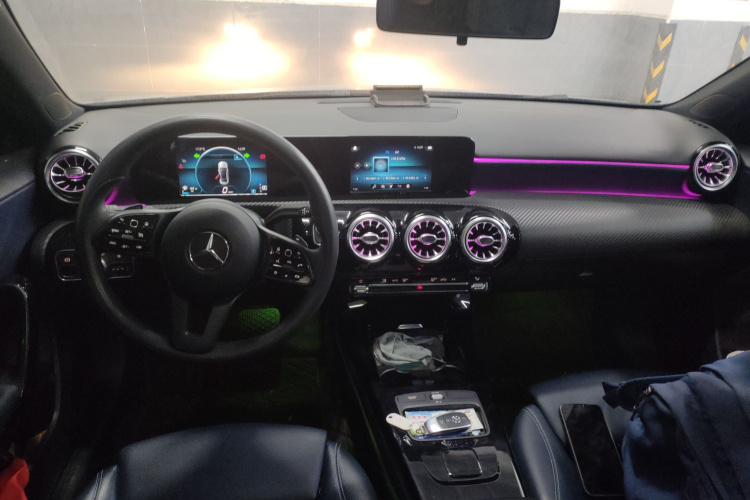 奔驰A级 2020款 A 180 L中控内饰12