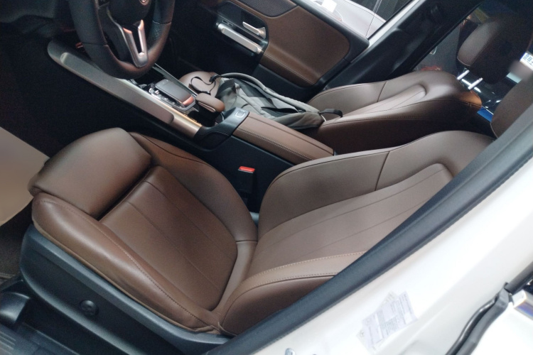 奔驰GLB 2023款 GLB 220 动感型局部细节19