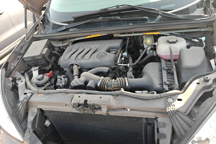 别克GL8 2014款 2.4L 经典版机舱底盘24