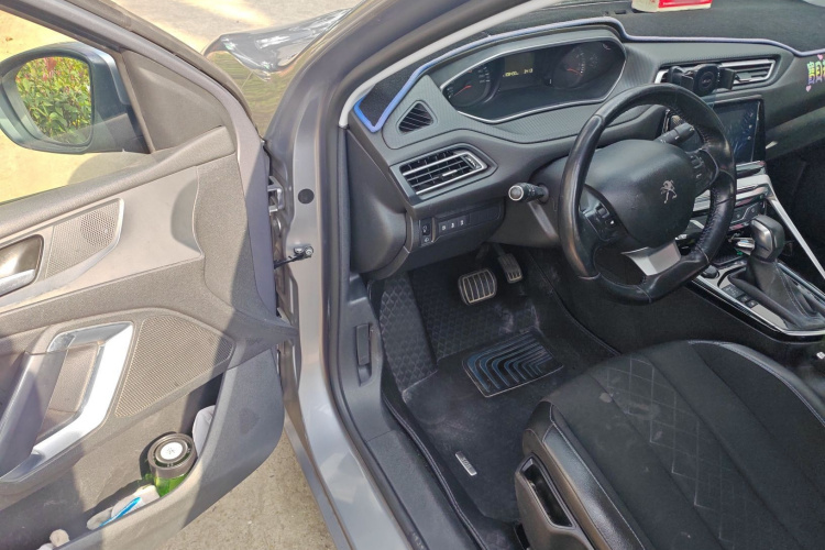 标致308 2016款 1.6L 自动豪华版中控内饰20