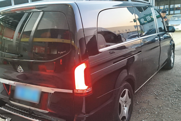 奔驰 威霆 2021款 2.0T 精英版 7座车身外观7