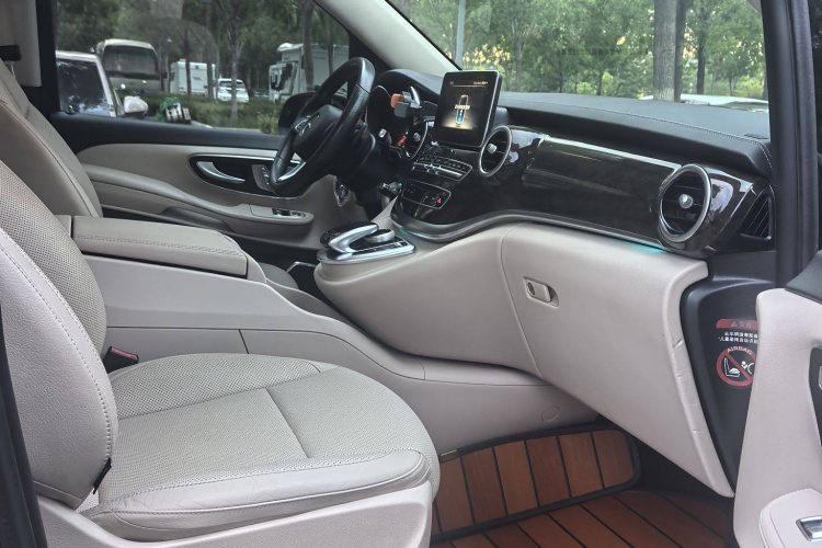 奔驰V级 2018款 V 260 L 尊贵加长版 国V中控内饰7005