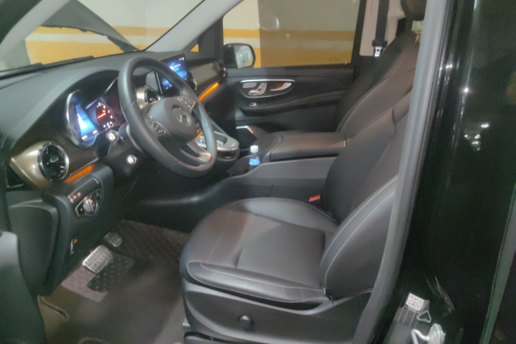 奔驰V级 2020款 V 260 L 长轴距豪华版中控内饰19