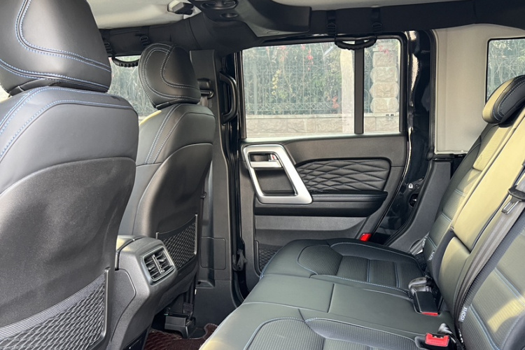 北京BJ40 2023款 2.0T 自动四驱城市猎人版侠客型中控内饰7004