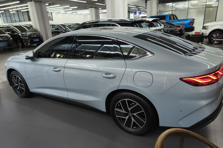 比亚迪 秦L 2024款 DM-i 120KM领先型车身外观4