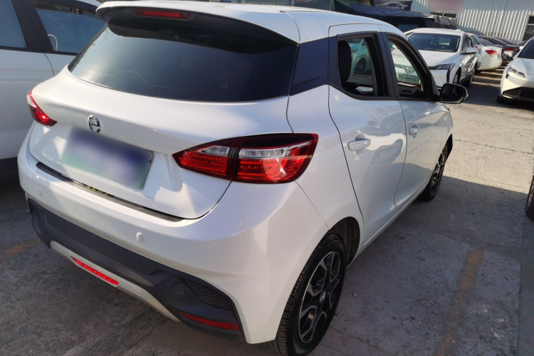 江铃集团新能源 易至EV3 2022款 小雷达悦跑型车身外观7