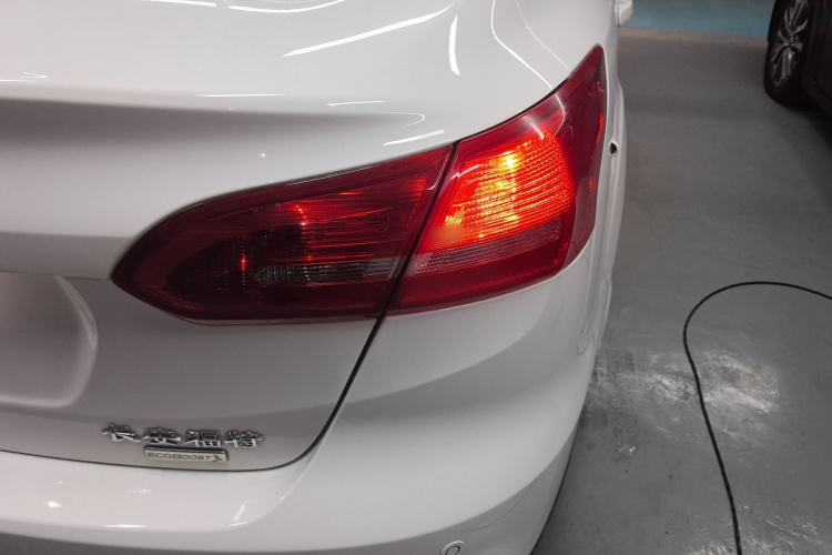 福特 福克斯 2018款 三厢经典 EcoBoost 180 自动精英型车身外观6006