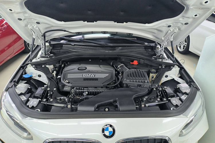 宝马1系 2023款 120i M运动版机舱底盘24