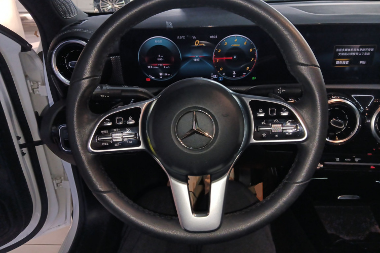 奔驰A级 2020款 改款 A 200 L 运动轿车动感型中控内饰13