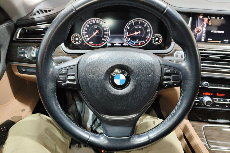 宝马7系 2014款 730Li 臻享型中控内饰13