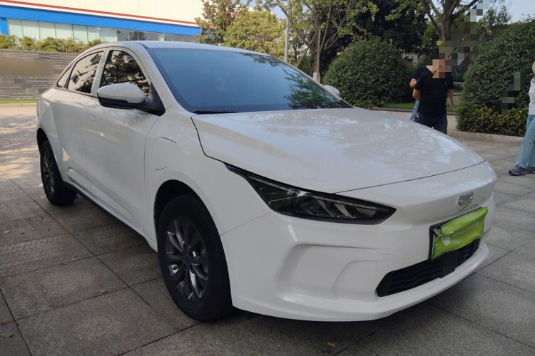 吉利几何A 2024款 410KM 出行版车身外观3