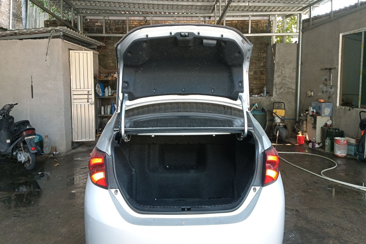 丰田 雷凌 2017款 改款双擎 1.8H GS E-CVT精英天窗版 国V局部细节23