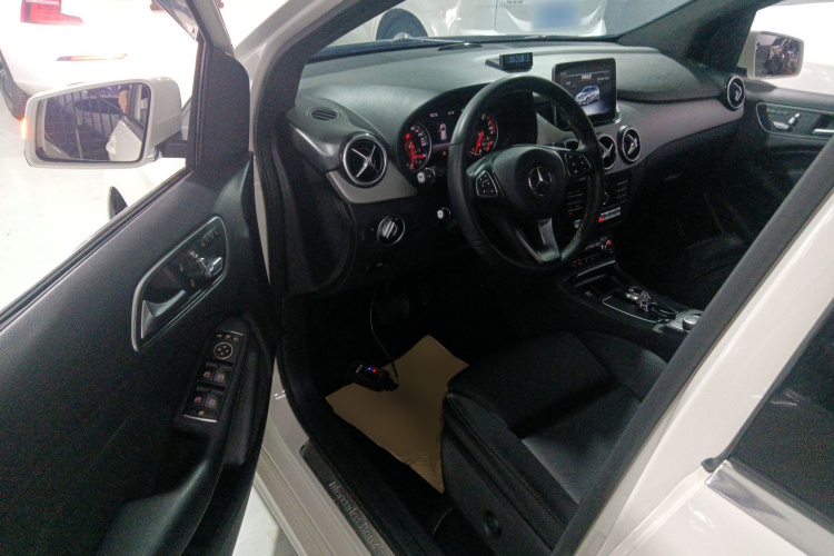 奔驰B级 2018款 B 200 时尚型中控内饰20