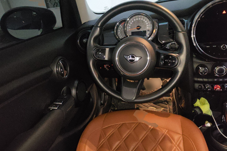 MINI 2022款 1.5T ONE 五门版PLUS中控内饰13