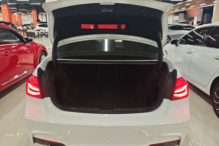 宝马3系 2019款 320i M运动曜夜版机舱底盘23