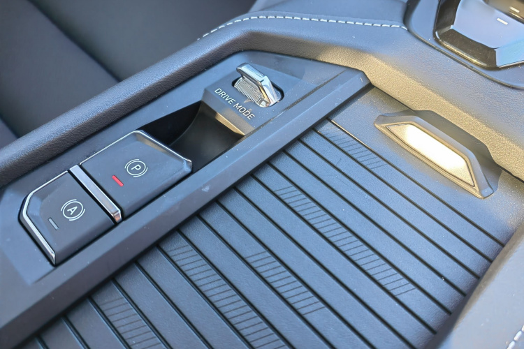 领克06 2021款 1.5T Shero粉色特别版局部细节24