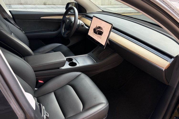 特斯拉 Model Y 2022款 后轮驱动版中控内饰7005