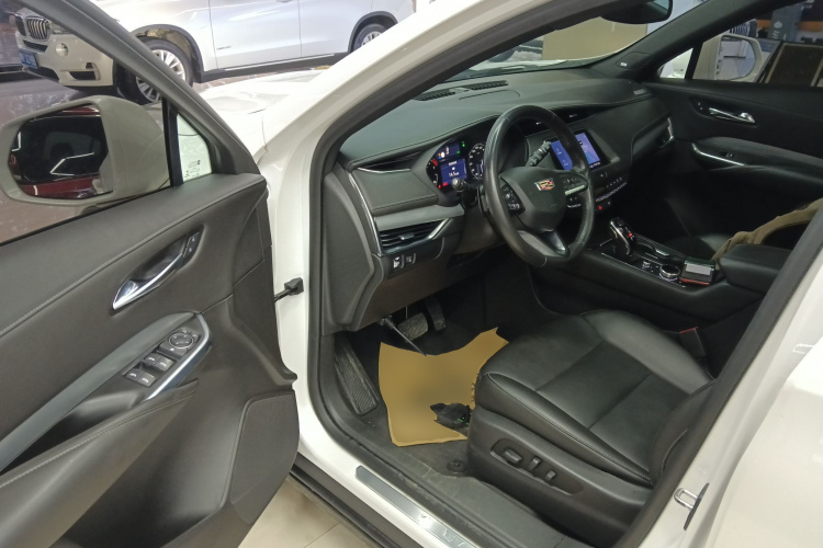 凯迪拉克XT4 2020款 改款 28T 两驱领先型中控内饰20