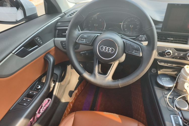 奥迪A4L 2018款 30周年年型 40 TFSI 进取型中控内饰13