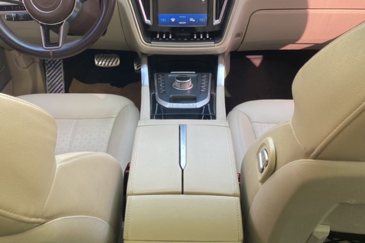 众泰T700 2017款 1.8T 双离合尊贵型中控内饰7004