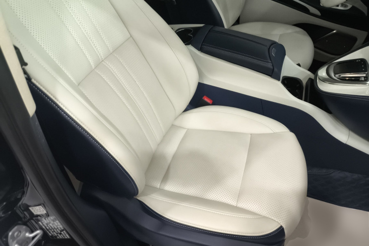 奔驰 威霆 2021款 2.0T 精英版 7座局部细节41