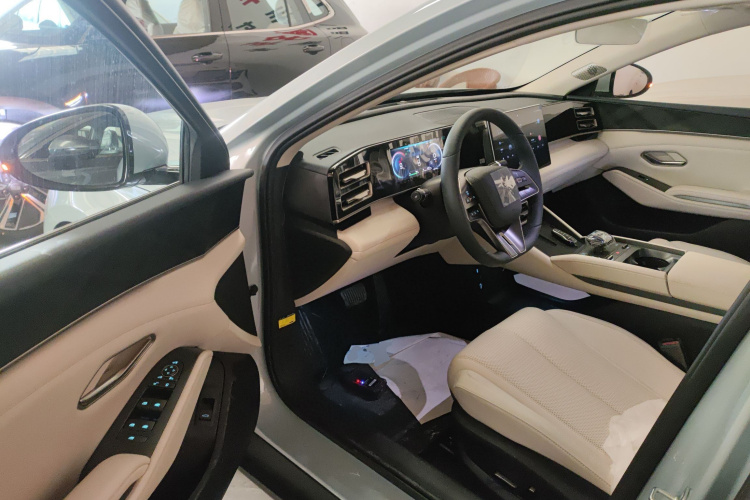 比亚迪 秦L 2024款 DM-i 120KM超越型中控内饰7003