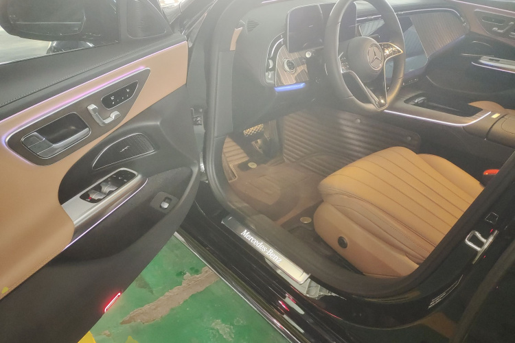 奔驰E级 2024款 改款 E 300 L 时尚型中控内饰7003