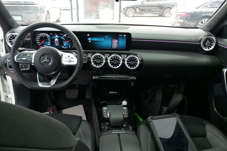 奔驰A级 2022款 A 200 L 运动轿车动感型中控内饰12