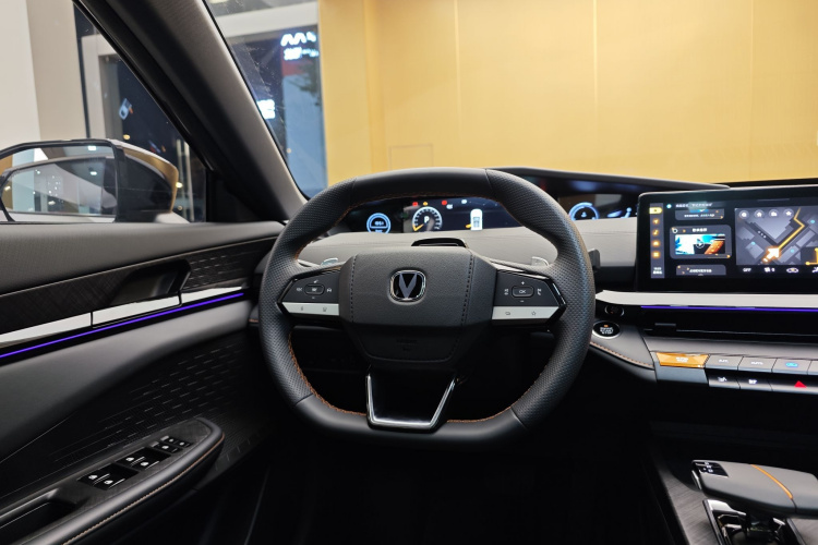 长安UNI-V 2024款 1.5T 尊贵型中控内饰7011