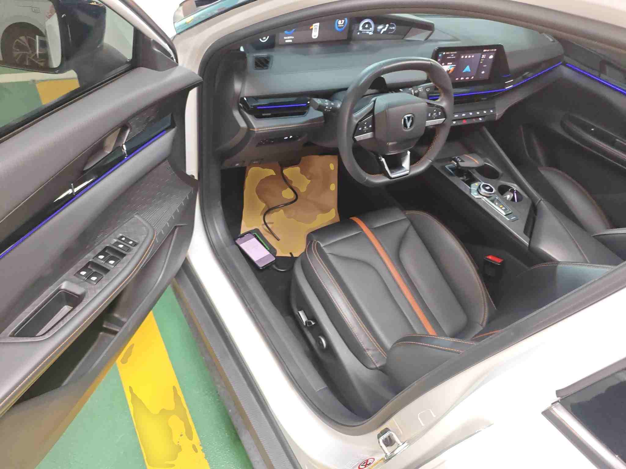 驾驶位内饰全景展示