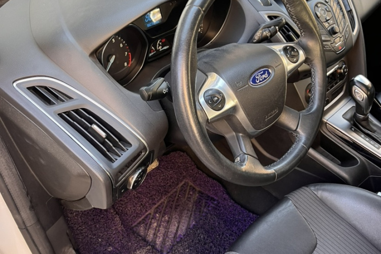 福特 福克斯 2012款 两厢 1.6L 自动风尚型中控内饰7007