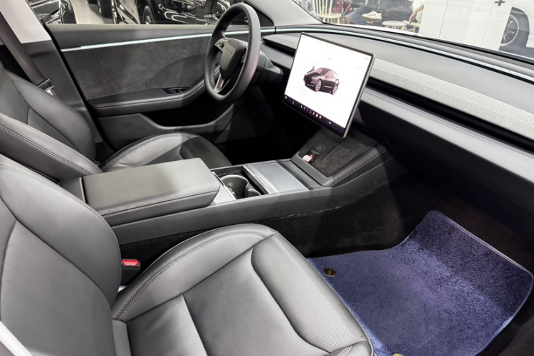 特斯拉 Model 3 2023款 长续航全轮驱动版中控内饰7011
