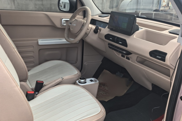 吉利银河 2023款 熊猫mini 200km 耐力熊中控内饰7003