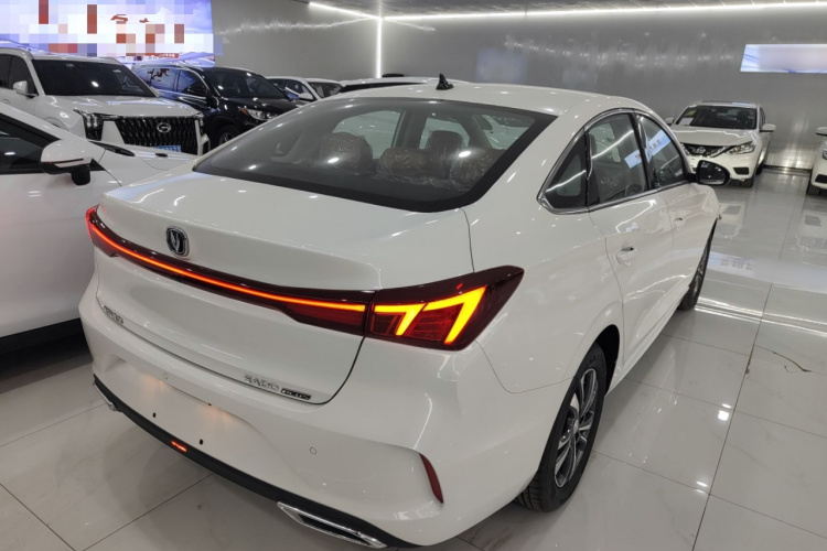 长安 逸动 2025款 PLUS 1.4T 双离合高能版车身外观7