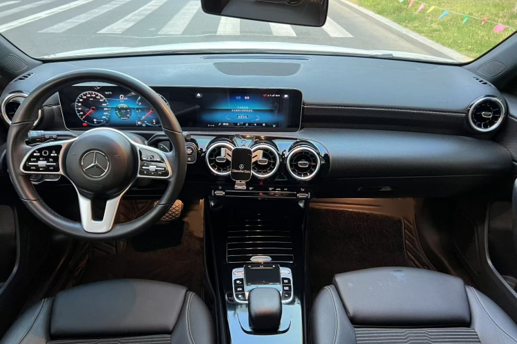 奔驰A级(进口) 2019款 A 200 动感型中控内饰7002